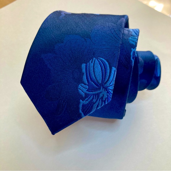 Vintage Kai-Long Embroidered Floral Two-Blue Skinny Silk Handmade Tie - Picture 2 of 6
